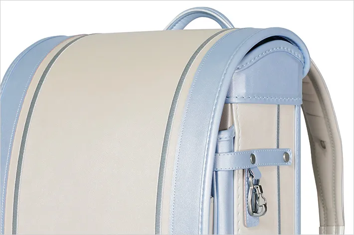 自然な風合いのクラリーノエフ素材